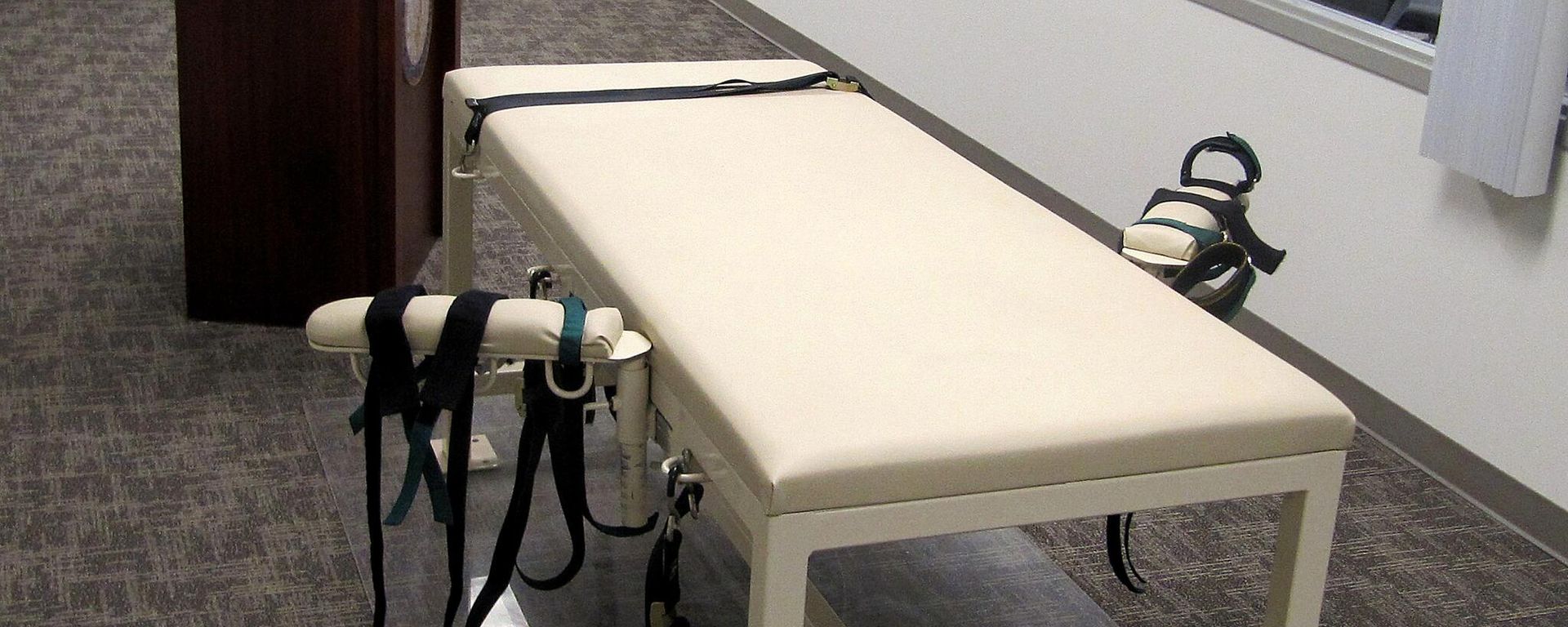 In this Oct. 20, 2011 file photo, the execution chamber at the Idaho Maximum Security Institution is shown as Security Institution Warden Randy Blades look on in Boise, Idaho. - Sputnik International, 1920, 21.03.2023