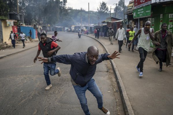 Protesters run from tear gas fired by police in the Kibera slum of Nairobi, Kenya Monday, March 20, 2023. - Sputnik International