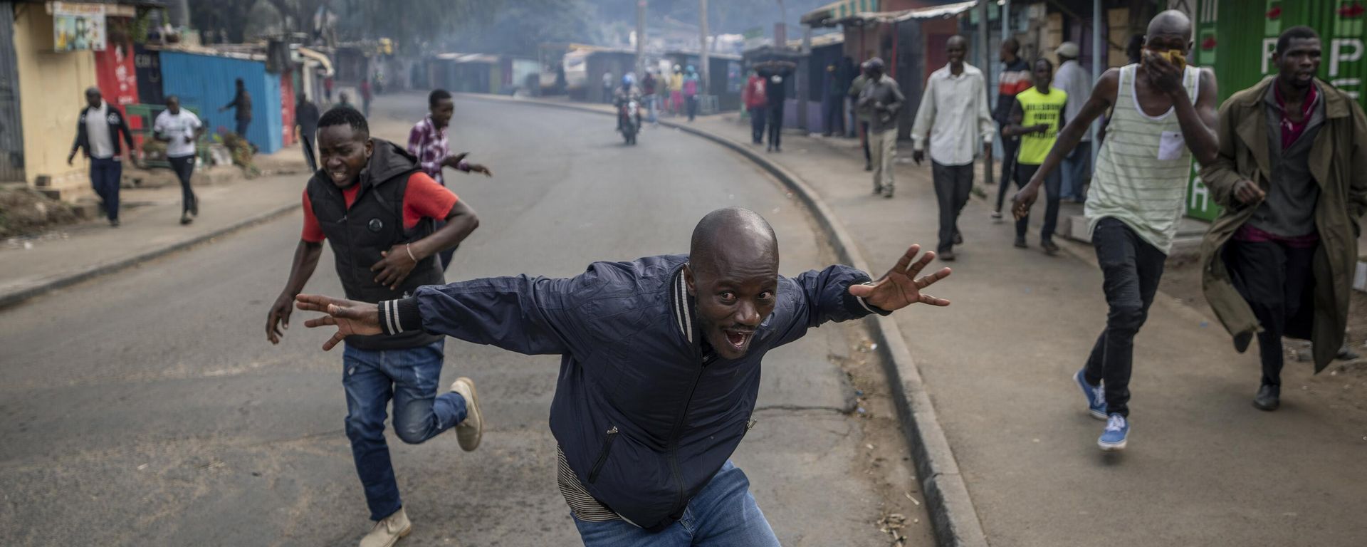 Protesters run from tear gas fired by police in the Kibera slum of Nairobi, Kenya Monday, March 20, 2023 - Sputnik International, 1920, 21.03.2023