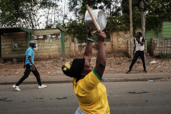 A protester shouts for flour to eat by hitting a pot during a mass rally called by the opposition leader Raila Odinga who claims the last Kenyan presidential election was stolen from him and blames the government for the hike of living costs in Kibera, Nairobi on March 20, 2023. - Sputnik International
