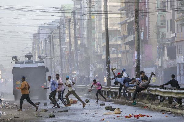 Protesters stumble as they flee from a police water cannon in the Eastleigh neighborhood of Nairobi, Kenya Monday, March 20, 2023. - Sputnik International