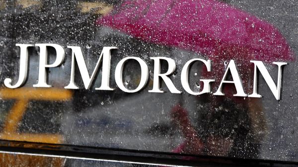 People walk past the JP Morgan Chase  Building on Park Avenue  May 15, 2012 in New York - Sputnik International