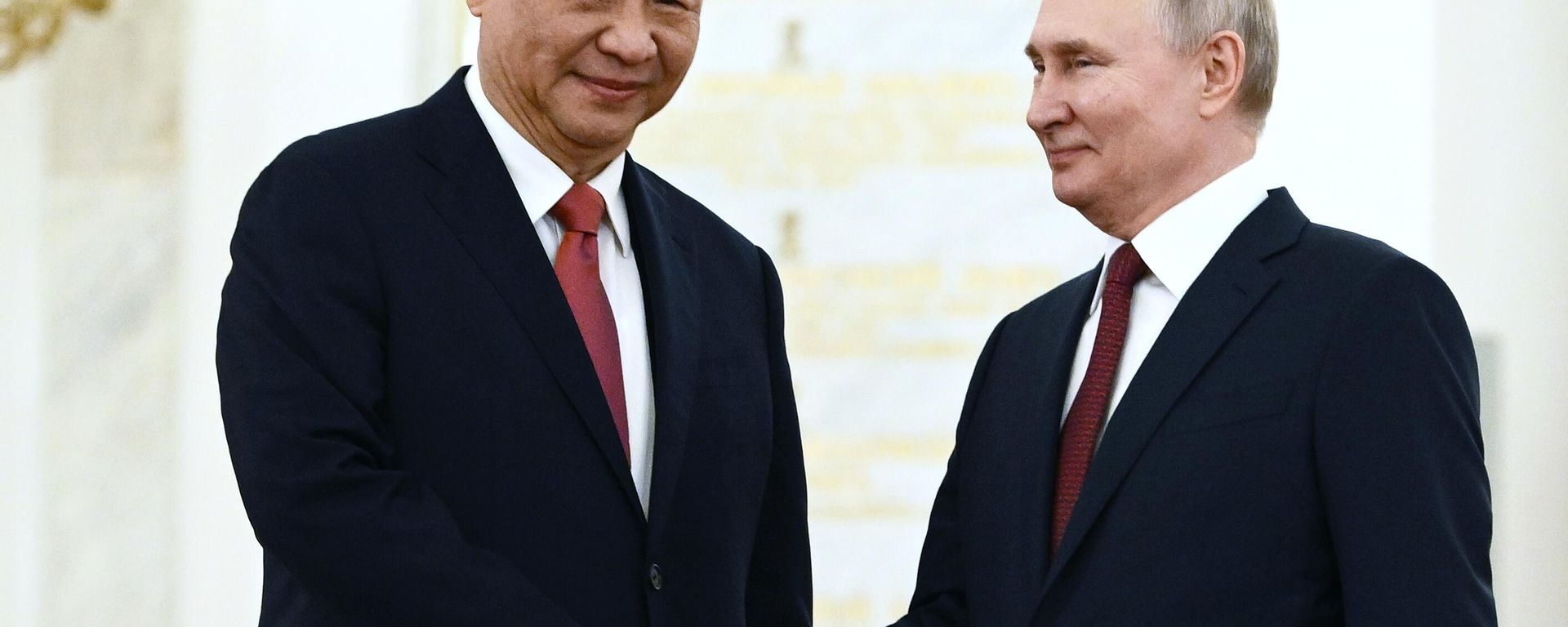 Chinese President Xi Jinping and Russian President Vladimir Putin shake hands Chinese President Xi Jinping and Russian President Vladimir Putin shake hands - Sputnik International, 1920, 13.08.2023