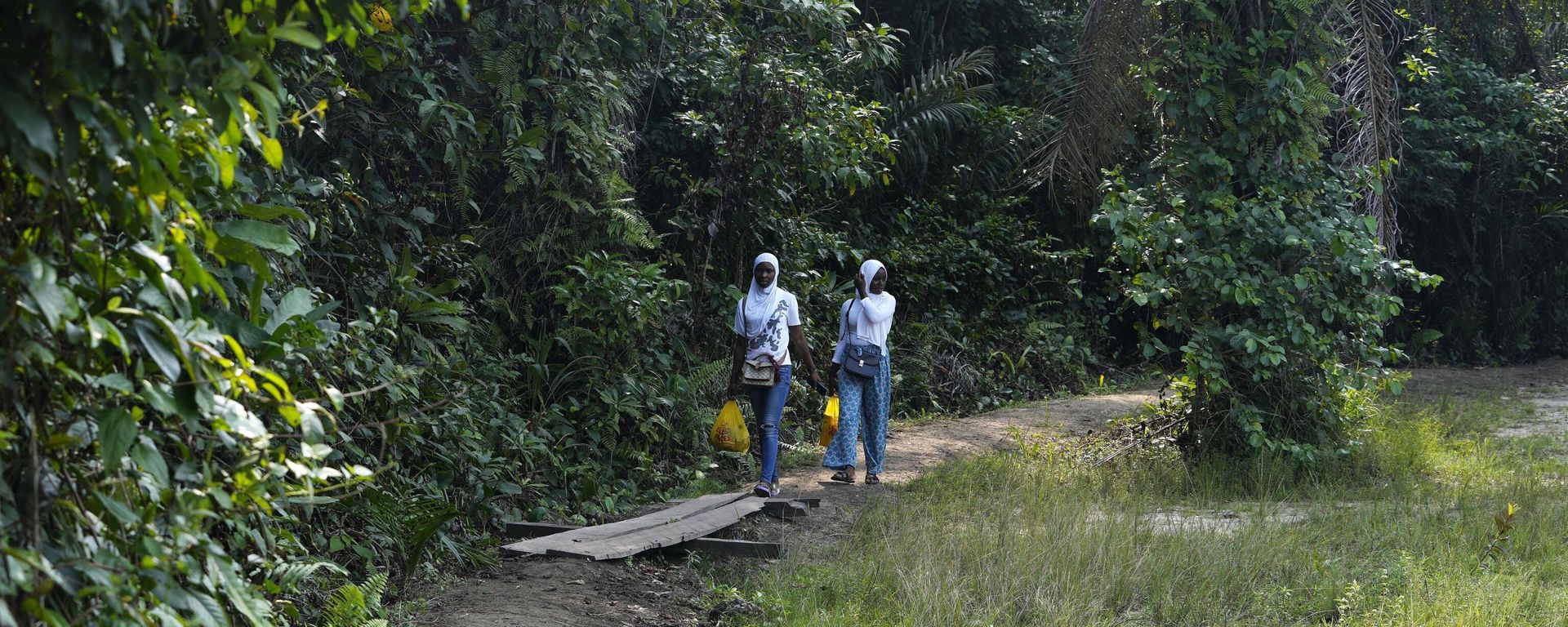 Two women visit the Lufasi Park lake Nora in Lagos, Nigeria, Sunday, Aug. 21, 2022, where some new trees are being planted.  - Sputnik International, 1920, 21.03.2023