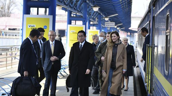 Japanese Prime Minister Fumio Kishida, center, and Emine Dzhaparova, First Deputy Foreign Minister of Ukraine, right, at the railway station in Kiev, Ukraine, Tuesday, March 21, 2023. - Sputnik International