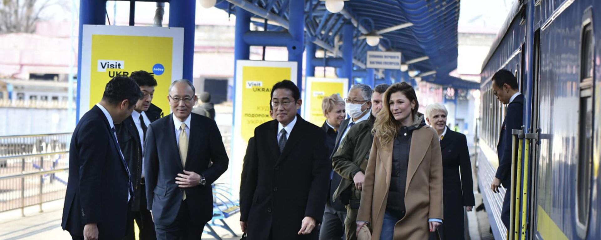 Japanese Prime Minister Fumio Kishida, center, and Emine Dzhaparova, First Deputy Foreign Minister of Ukraine, right, at the railway station in Kiev, Ukraine, Tuesday, March 21, 2023. - Sputnik International, 1920, 21.03.2023