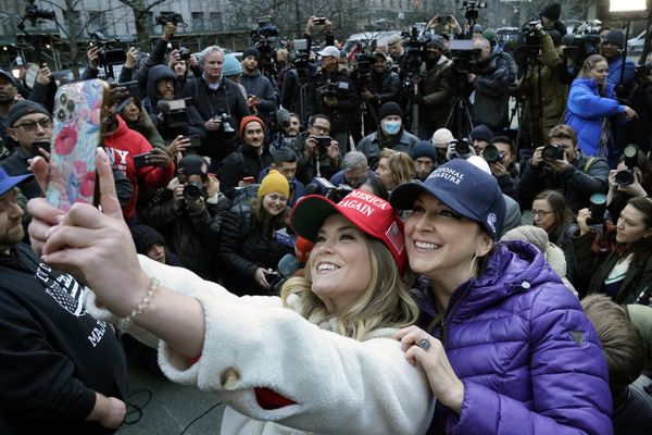 Meanwhile, Trump has reportedly told his advisers that is ready to turn his potential court appearance into a “spectacle” with his hands cuffed behind his back in symbolic defiance of a prosecution against him.Above: Members of the New York Young Republicans and the Long Island Loud Majority hold a rally for Donald Trump, outside the offices of Alvin L. Bragg.  - Sputnik International