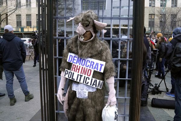 A member of the New York Young Republicans and the Long Island Loud Majority standing outside the offices of Alvin L. Bragg - Sputnik International