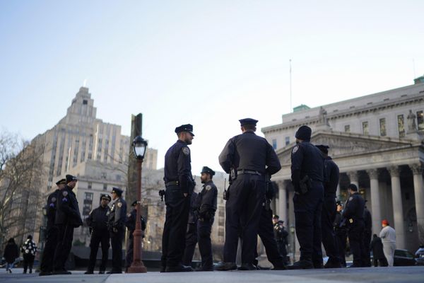 On Tuesday, New York City Mayor Eric Adams said that authorities have been monitoring social media regarding the Trump case and that the NYPD were on the lookout for illegal actionsAbove: New York Police officers wait for instructions around the courthouse. - Sputnik International