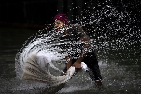 A washerman washes clothes on the banks of the river Brahmaputra on World Water Day in Guwahati, India, Wednesday, March 22, 2023.(AP Photo/Anupam Nath) - Sputnik International