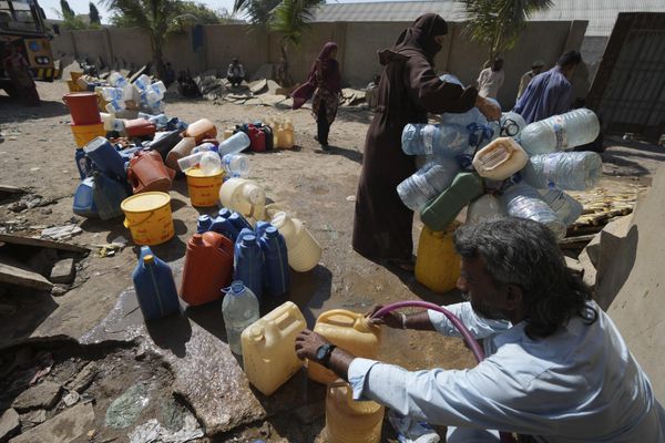 People get drinking water from a water collecting point at a slum area, in Karachi, Pakistan, Tuesday, March 21, 2023. (AP Photo/Fareed Khan) - Sputnik International