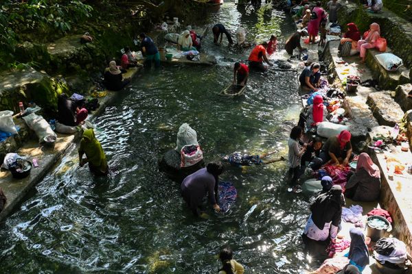People wash their clothes in a public pool of spring water in Japakeh, Indonesia's Aceh province on March 22, 2023, during World Water Day. (Photo by CHAIDEER MAHYUDDIN / AFP) - Sputnik International
