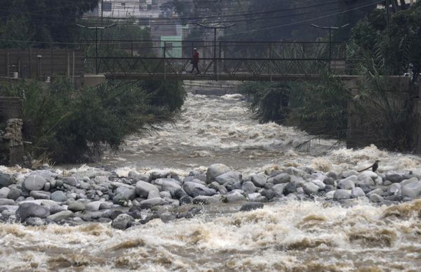 A woman walks on a bridge over the Rimac River, a day ahead of World Water Day, in Lima, Peru, Tuesday, March 21, 2023. (AP Photo/Martin Mejia) - Sputnik International