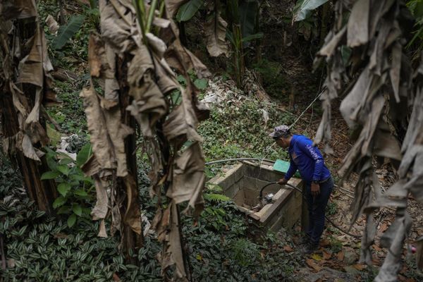 Franklin Caceres checks a water pump used to collect water from a well in the Petare neighborhood of Caracas, Venezuela, Monday, March 20, 2023.  (AP Photo/Matias Delacroix) - Sputnik International