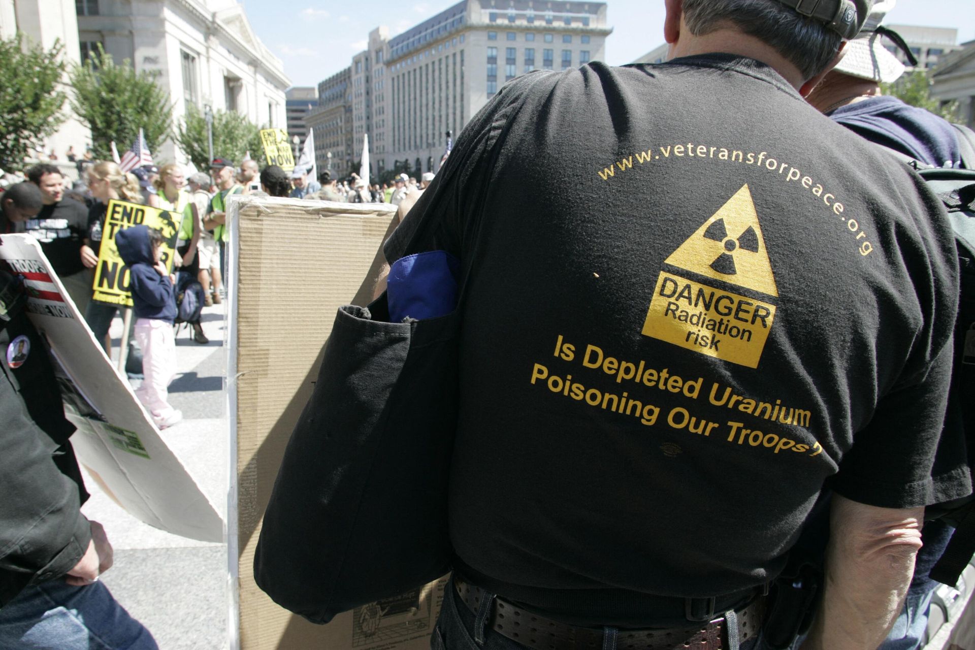 An anti-war protestor wears a T-shirt questioning the use of depleted uranium in US weapons during a protest march from the White House to the US Capitol to demand an end to the war in Iraq, the return of US troops and the impeachment of US President George W. Bush in Washington 15 September 2007 An anti-war protestor wears a T-shirt questioning the use of depleted uranium in US weapons during a protest march from the White House to the US Capitol to demand an end to the war in Iraq, the return of US troops and the impeachment of US President George W. Bush in Washington 15 September 2007 - Sputnik International, 1920, 22.03.2023