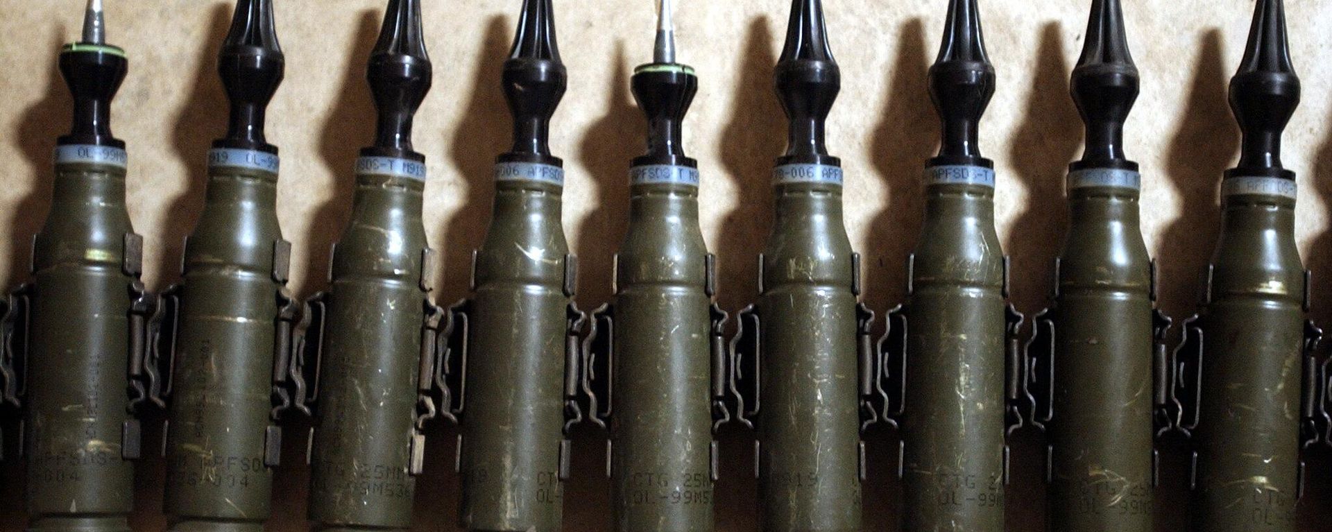 A row of US Army  25mm rounds of depleted uranium ammunition, 11 February 2004, at the base of Charlie Company, 1-22 Battalion, 4th Infantry Division, in Tikrit, 180 km (110 miles) north of Baghdad - Sputnik International, 1920, 28.03.2023