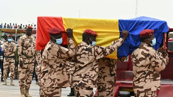 In this file photo taken on April 23, 2021 Chad army officers carry the coffin of late Chadian President Idriss Deby Itno during the state funeral in N'Djamena - Sputnik International