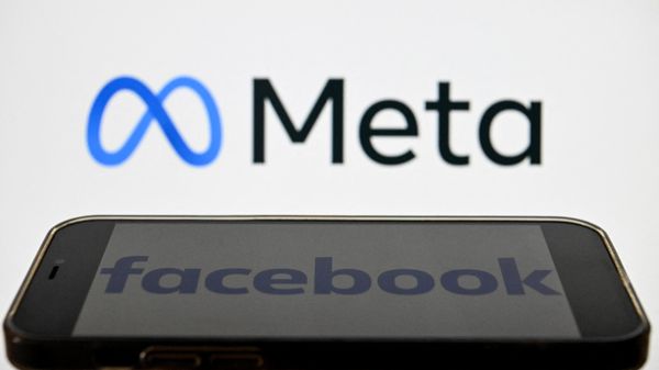 Photo taken on October 28, 2022, shows the US online social media and social networking service Facebook's logo on a smartphone screen in Moscow.  - Sputnik International