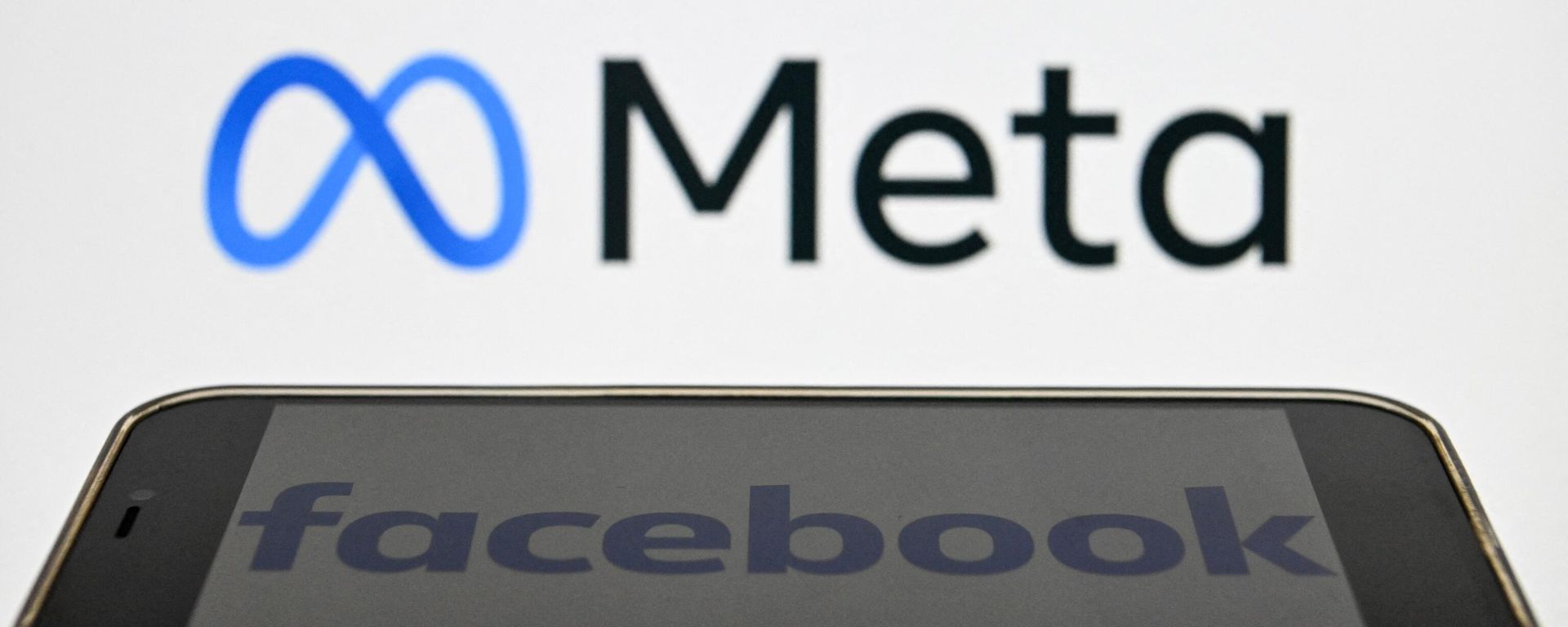 Photo taken on October 28, 2022, shows the US online social media and social networking service Facebook's logo on a smartphone screen in Moscow.  - Sputnik International, 1920, 22.03.2023
