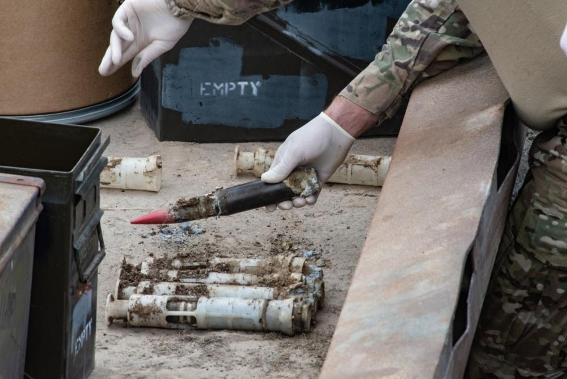 U.S. Air Force National Guard Explosive Ordnance Disposal Techinicians safely prepare several contaminated and compromised depleted uranium rounds on June 23, 2022 at Tooele Army Depot, UT. - Sputnik International, 1920, 18.12.2023