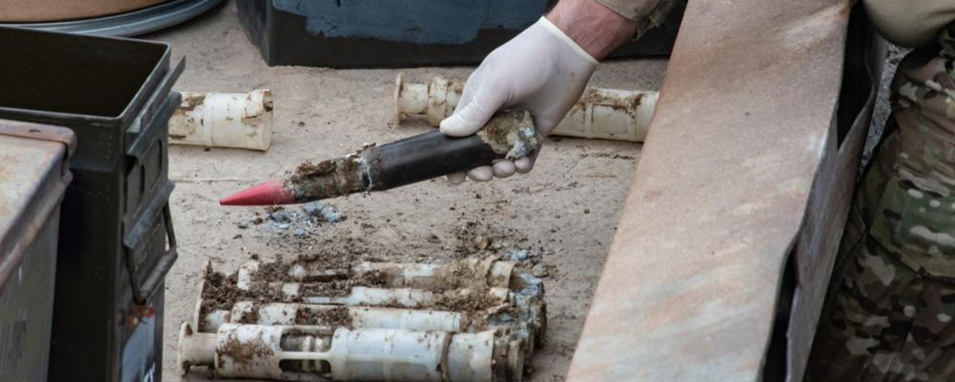 U.S. Air Force National Guard Explosive Ordnance Disposal Techinicians safely prepare several contaminated and compromised depleted uranium rounds on June 23, 2022 at Tooele Army Depot, UT. U.S. Air Force National Guard Explosive Ordnance Disposal Techinicians safely prepare several contaminated and compromised depleted uranium rounds on June 23, 2022 at Tooele Army Depot, UT. - Sputnik International, 1920, 22.03.2023