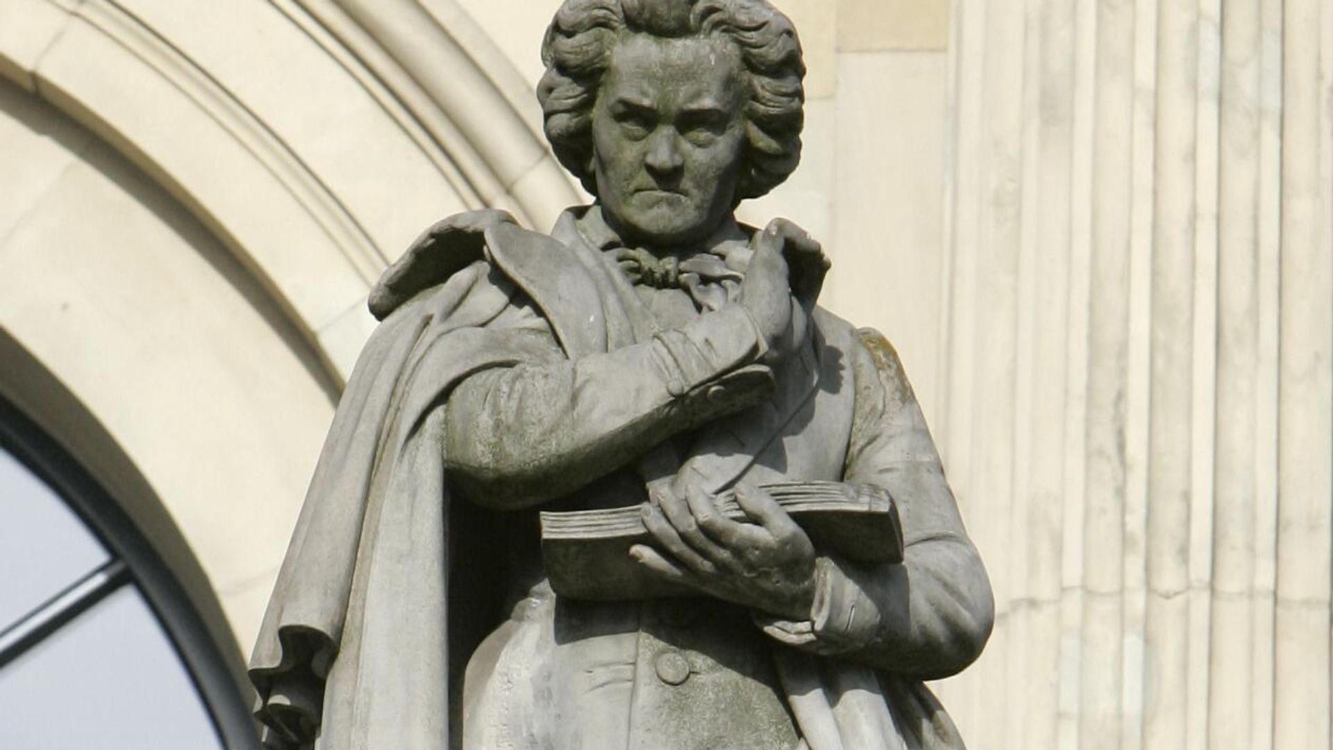FILE - A statue of Ludwig van Beethoven stands outside the opera house in Hannover, Germany on Monday, Aug. 31, 2009. Hundreds of years after his death, researchers have pulled DNA from strands of his hair — and found clues about what killed him, according to a study published Wednesday March 22, 2023. FILE - A statue of Ludwig van Beethoven stands outside the opera house in Hannover, Germany on Monday, Aug. 31, 2009. Hundreds of years after his death, researchers have pulled DNA from strands of his hair — and found clues about what killed him, according to a study published Wednesday March 22, 2023. - Sputnik International, 1920, 23.03.2023