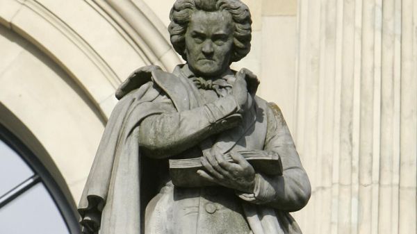 FILE - A statue of Ludwig van Beethoven stands outside the opera house in Hannover, Germany on Monday, Aug. 31, 2009. Hundreds of years after his death, researchers have pulled DNA from strands of his hair — and found clues about what killed him, according to a study published Wednesday March 22, 2023.  - Sputnik International