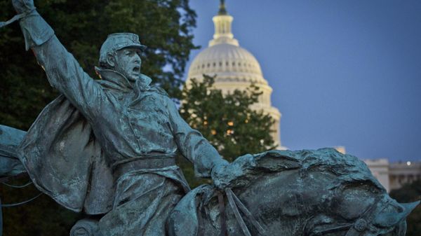 The US Capitol seen at dusk behind the Ulysses S. Grant Memorial  in Washington, DC, October 6, 2013 - Sputnik International