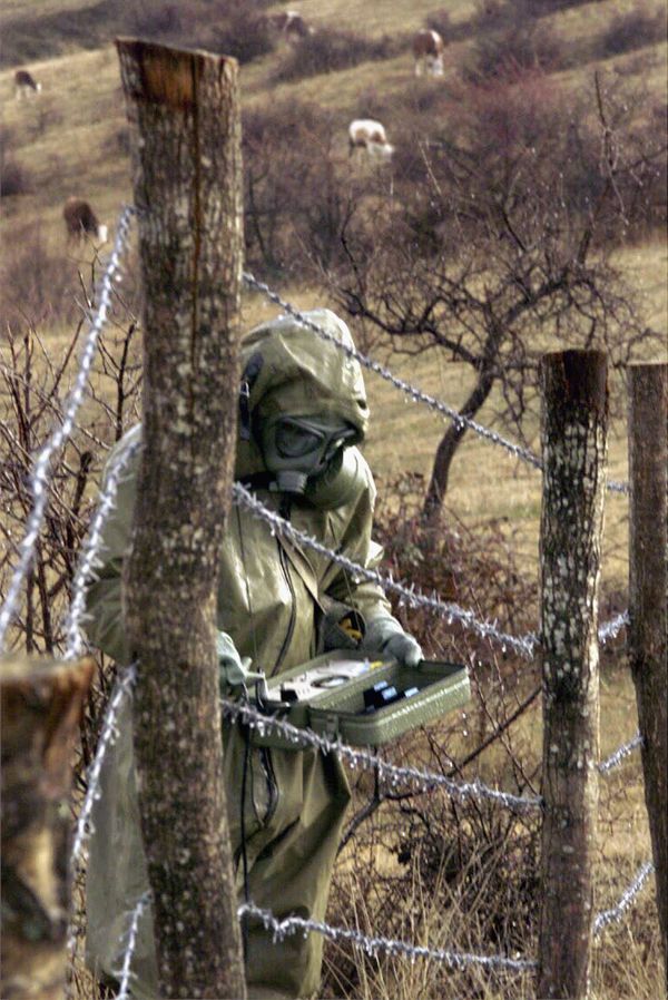 DU contained in bombs used during NATO's air campaign in Yugoslavia will remain in the soil for billions of years, filtering into ground, water and moving into the food chain. - Sputnik International