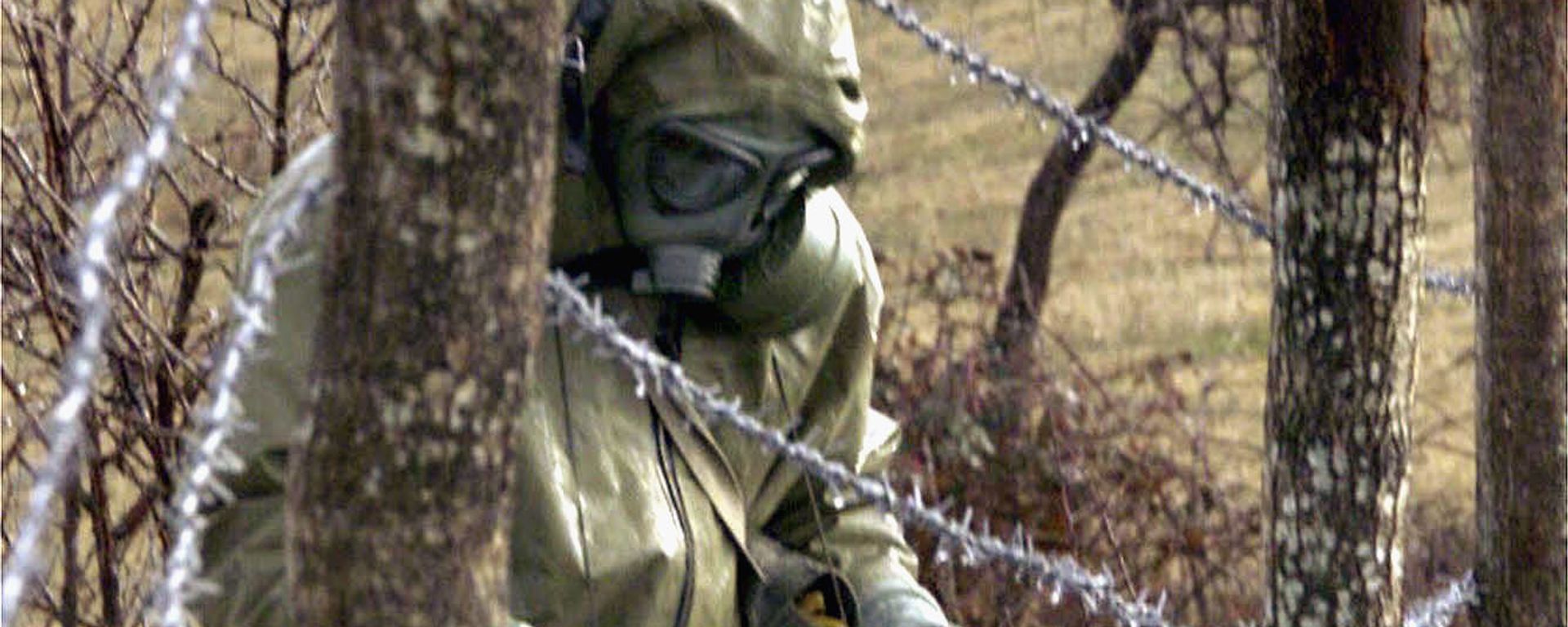 Cолдат югославской армии измеряет радиоактивность в зоне бомбардировки, Прешево, Сербия Cолдат югославской армии измеряет радиоактивность в зоне бомбардировки, Прешево, Сербия - Sputnik International, 1920, 08.09.2023