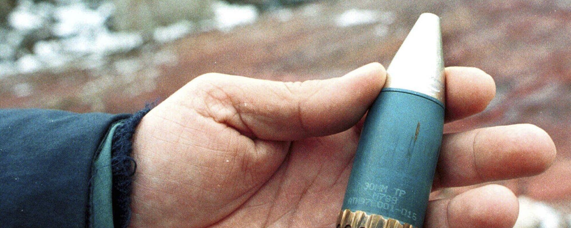 A member of a radiation team holds a 30mm armor-piercing shell containing depleted uranium, used by NATO during air strikes on Bosnia in 1995, which was found in a former military factory in the suburb of Vogosca, near Sarajevo, Jan. 15, 2001. A member of a radiation team holds a 30mm armor-piercing shell containing depleted uranium, used by NATO during air strikes on Bosnia in 1995, which was found in a former military factory in the suburb of Vogosca, near Sarajevo, Jan. 15, 2001. - Sputnik International, 1920, 04.09.2023