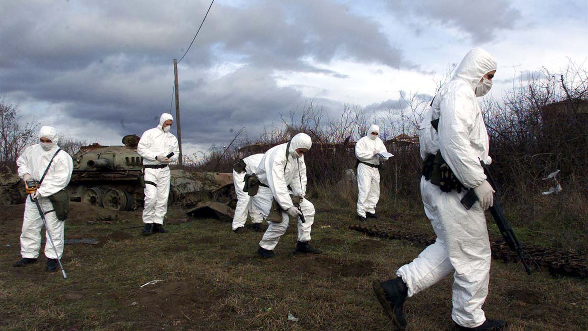 Portuguese and Italian troops measure radiation levels near a Yugoslav Army tank knocked out by NATO's bombardment in western Kosovo, Serbia, January 2001. Portuguese and Italian troops measure radiation levels near a Yugoslav Army tank knocked out by NATO's bombardment in western Kosovo, Serbia, January 2001. - Sputnik International, 1920, 28.03.2023