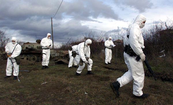 Portuguese and Italian KFOR soldiers measure radiation levels near a Yugoslav Army tank destroyed during NATO's bombing campaign, in the western Kosovo town of Klina.  - Sputnik International