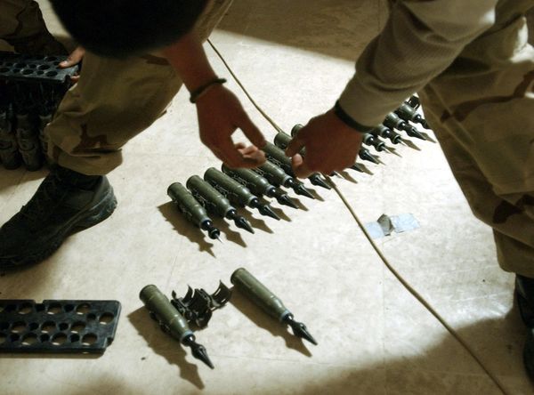 In this photo you can see a US Army Specialist handling 25mm rounds of depleted uranium ammunition with bare hands.  - Sputnik International