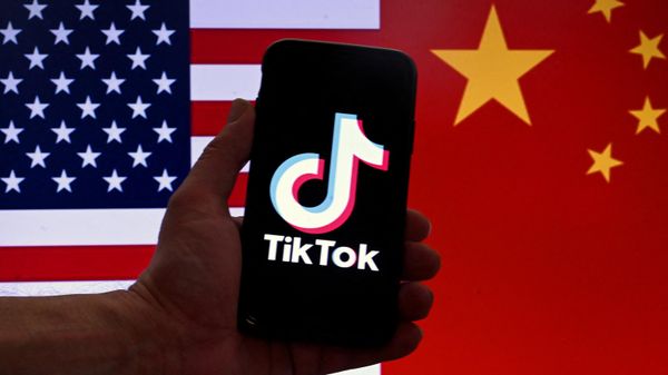 In this photo illustration the social media application logo for TikTok is displayed on the screen of an iPhone in front of a US flag and Chinese flag background in Washington, DC, on March 16, 2023 - Sputnik International