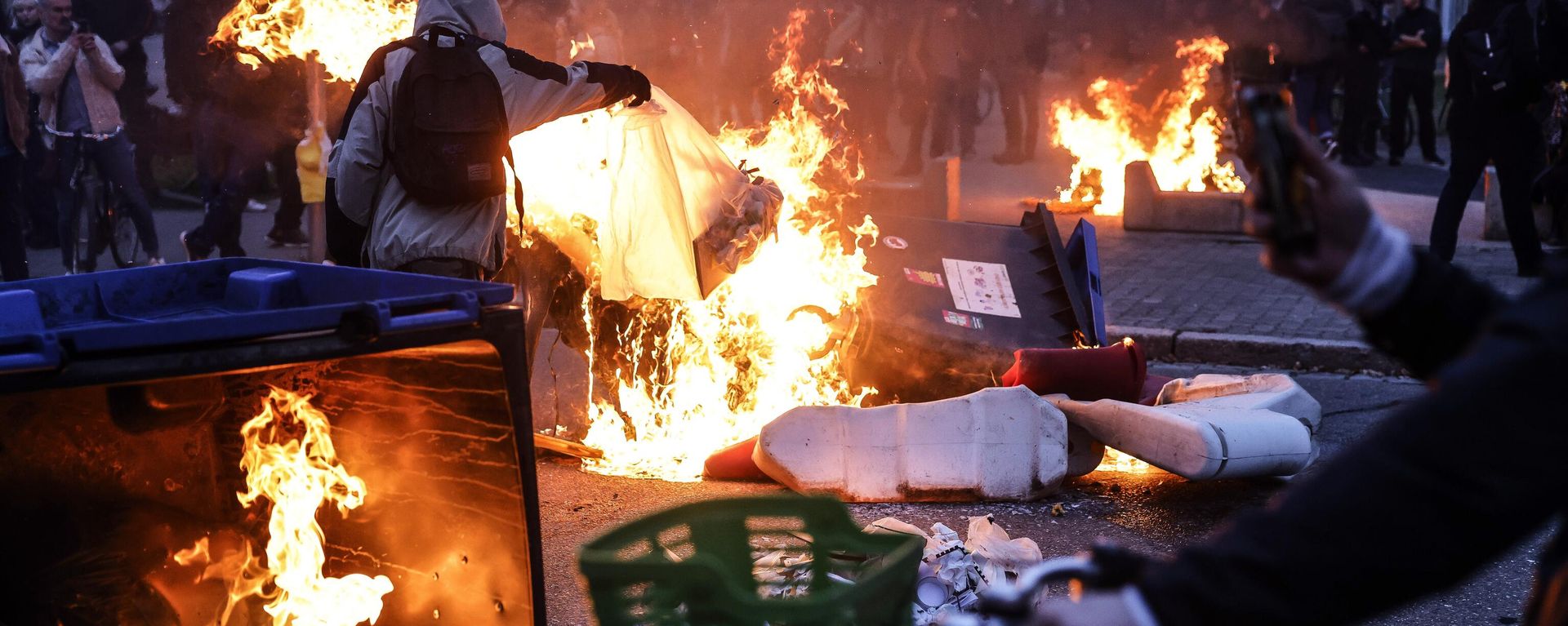 Protesters burn dustbins at the end of a demonstration in Strasbourg, France, Thursday, March 23, 2023. French unions are holding their first mass demonstrations Thursday since President Emmanuel Macron enflamed public anger by forcing a higher retirement age through parliament without a vote. - Sputnik International, 1920, 27.05.2023
