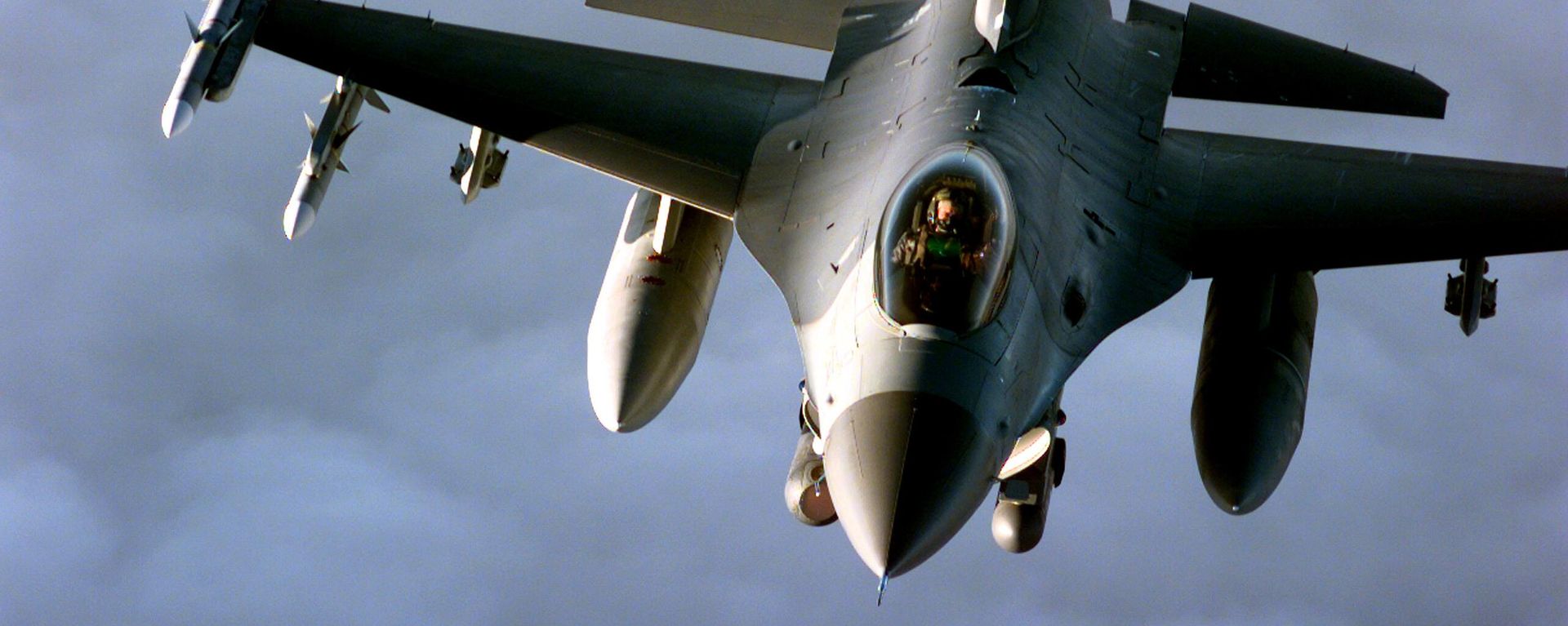 Two U.S. Air Force F-16 Fighting Falcons fly in formation during a mission in support of NATO Operation Allied Force on April 20, 1999.   - Sputnik International, 1920, 25.05.2023
