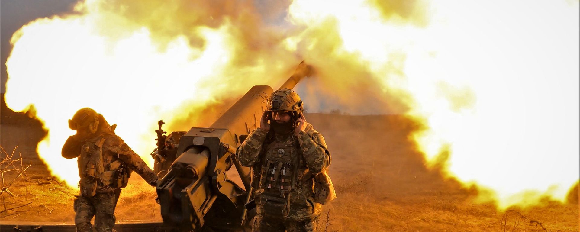 Ukrainian servicemen fire with a D-30 howitzer at Russian positions near Artemovsk, eastern Ukraine, on March 21, 2023 - Sputnik International, 1920, 29.03.2023