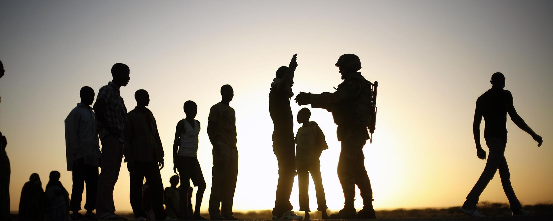 A French soldier checks passengers of a transport truck arriving in Gao, northern Mali, Feb. 14, 2013. - Sputnik International, 1920, 24.03.2023