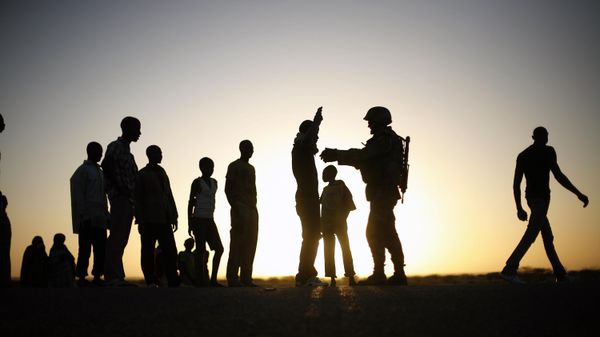 A French soldier checks passengers of a transport truck arriving in Gao, northern Mali, Feb. 14, 2013. - Sputnik International