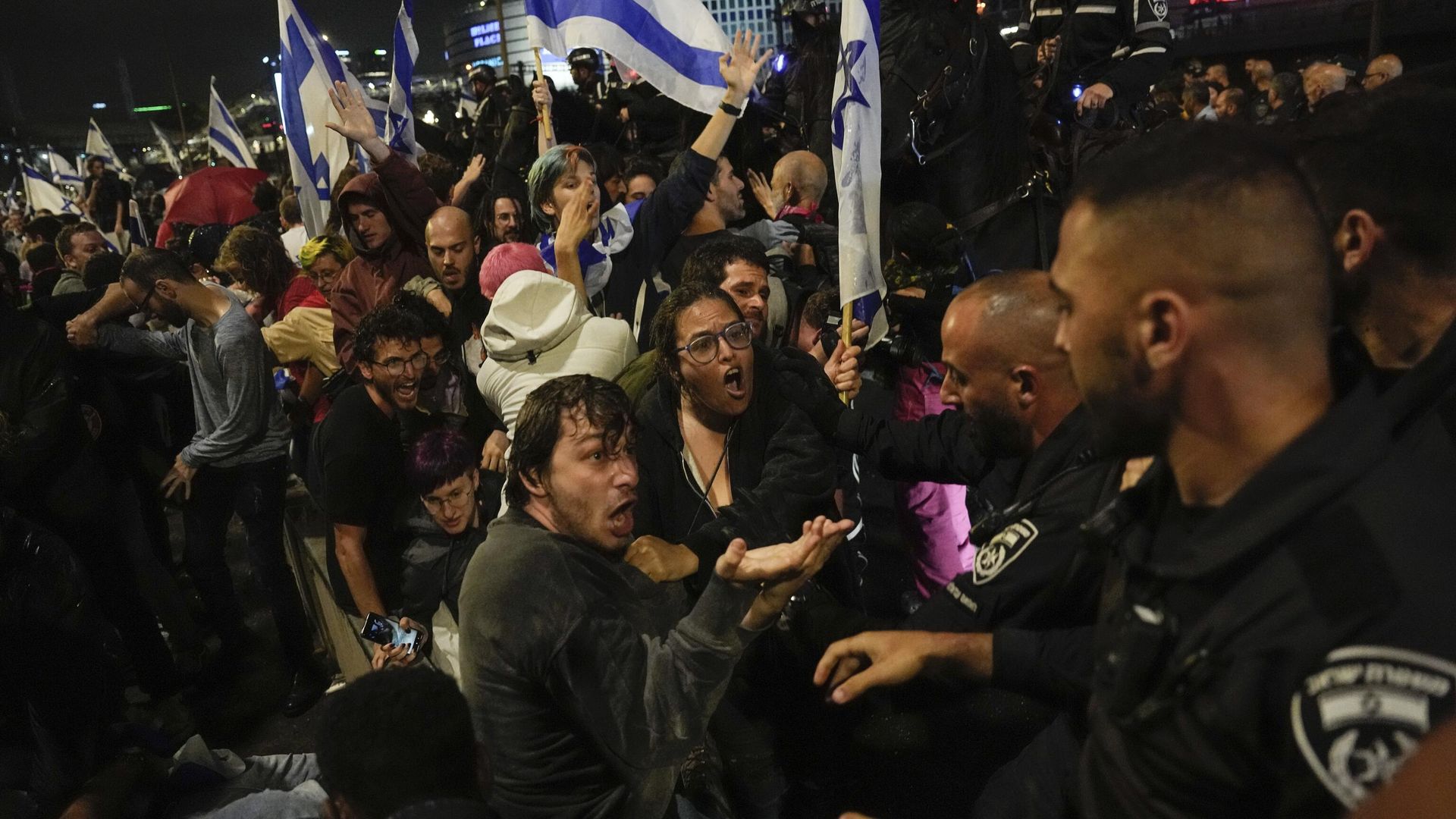 Israeli police scuffle with demonstrators blocking a highway during a protest against plans by Prime Minister Benjamin Netanyahu's government to overhaul the judicial system in Tel Aviv, Israel, Saturday, March 25, 2023. Israeli police scuffle with demonstrators blocking a highway during a protest against plans by Prime Minister Benjamin Netanyahu's government to overhaul the judicial system in Tel Aviv, Israel, Saturday, March 25, 2023. - Sputnik International, 1920, 27.03.2023