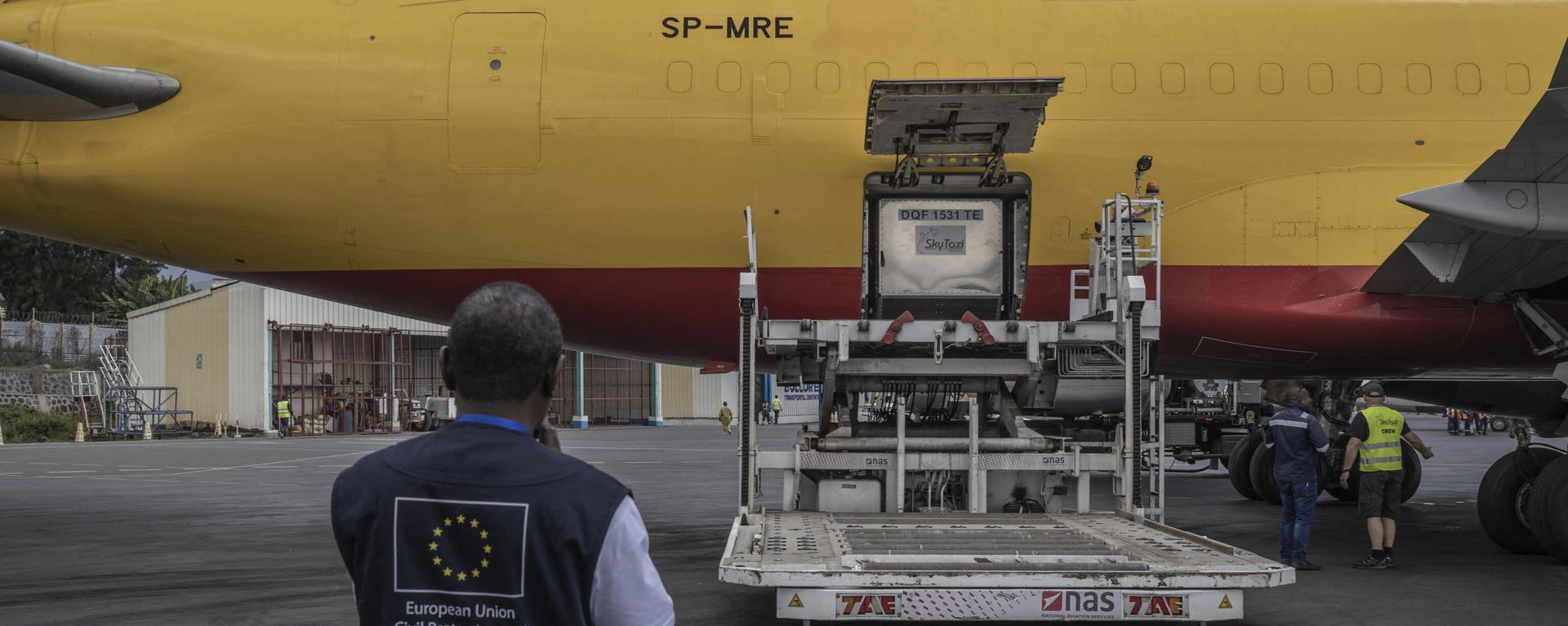 Staff prepare to unload humanitarian aid for the people affected by the conflict in the eastern Democratic Republic of Congo from a plane at Goma International Airport on March 10, 2023.  - Sputnik International, 1920, 22.03.2023