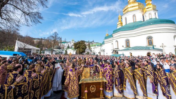 Ukrainian Orthodox Church parishioners and priests gather for service at the Kiev-Perchersk Lavra, one of the holiest shrines of Orthodoxy. - Sputnik International