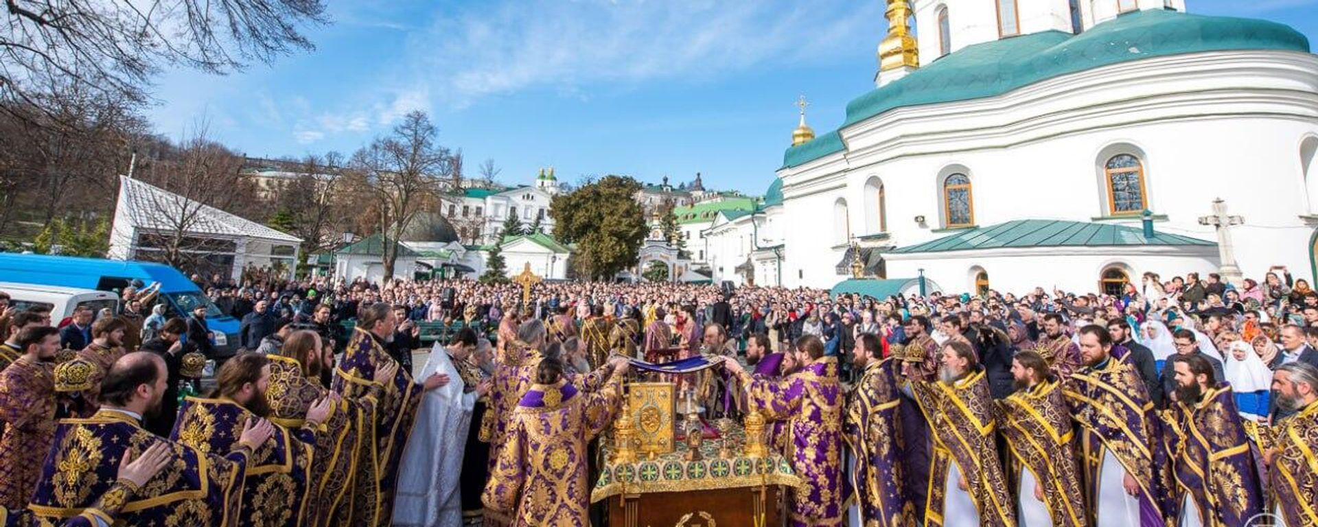 Ukrainian Orthodox Church parishioners and priests gather for service at the Kiev-Perchersk Lavra, one of the holiest shrines of Orthodoxy. - Sputnik International, 1920, 26.07.2023