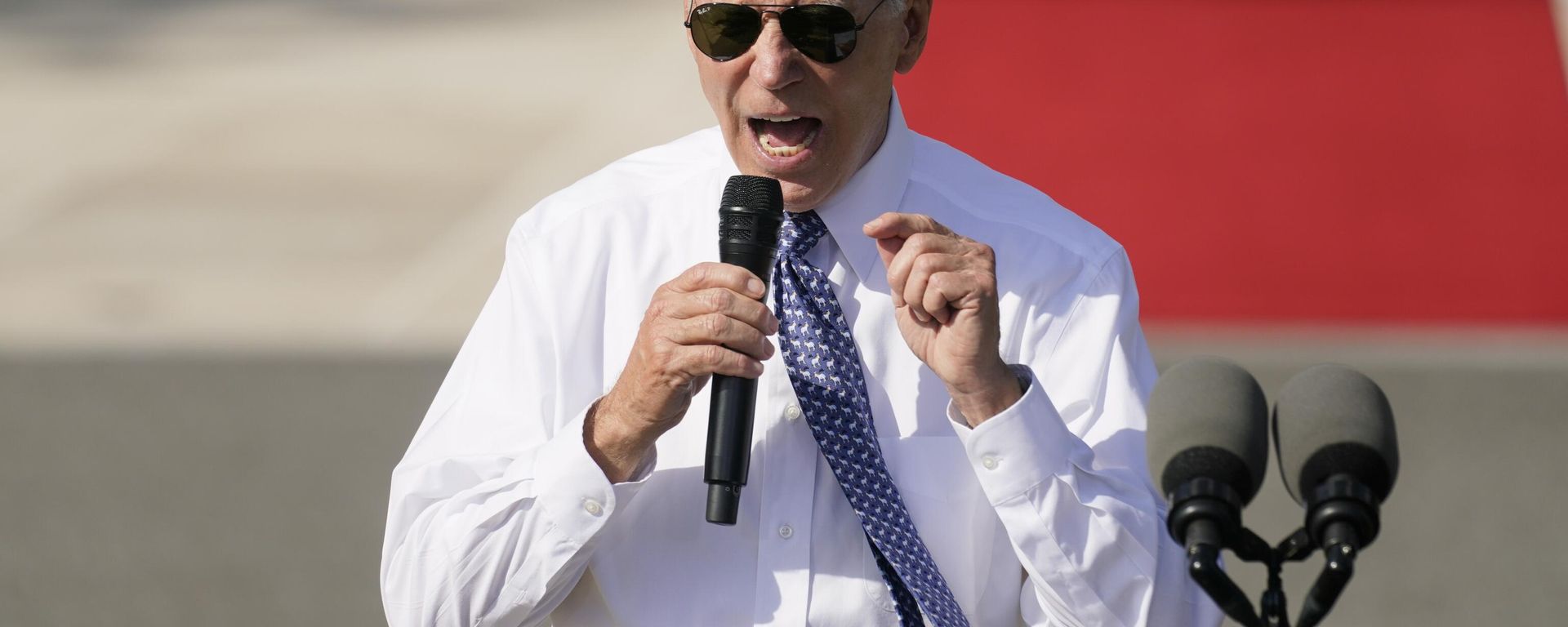 President Joe Biden speaks about the Inflation Reduction Act of 2022 during a ceremony on the South Lawn of the White House in Washington, Sept. 13, 2022.  - Sputnik International, 1920, 24.04.2023