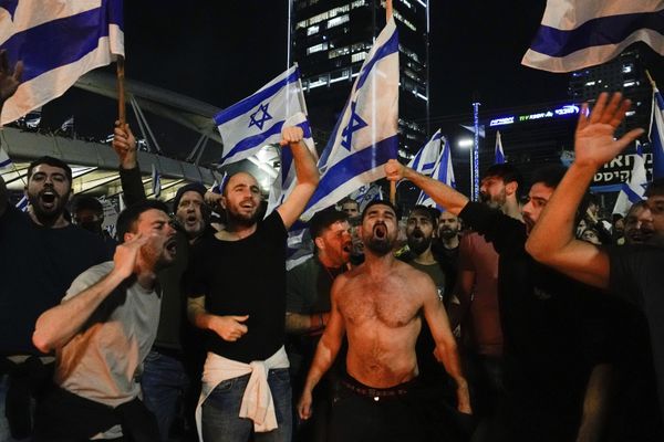 Israelis opposed to Prime Minister Benjamin Netanyahu's judicial overhaul plan block a highway during a protest moments after the Israeli leader fired his defense minister, in Tel Aviv, Israel. - Sputnik International