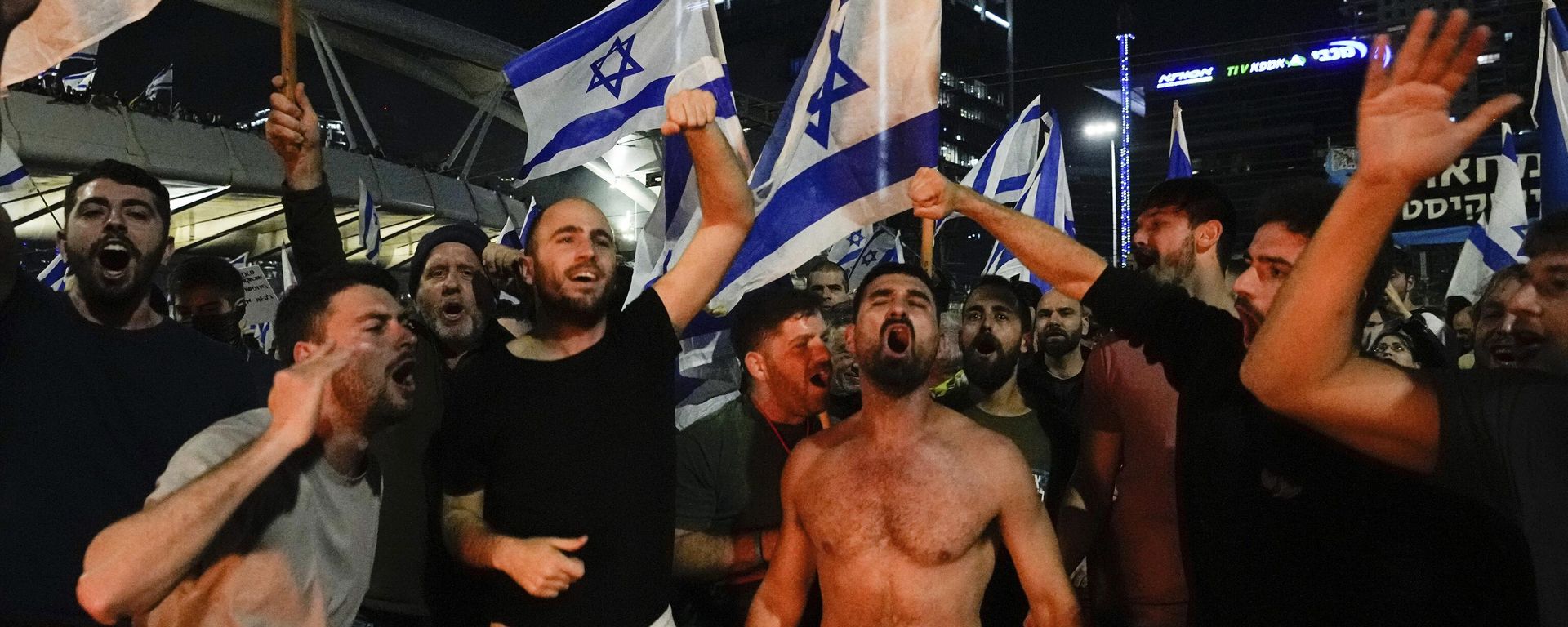 Israelis opposed to Prime Minister Benjamin Netanyahu's judicial overhaul plan block a highway during a protest moments after the Israeli leader fired his defense minister, in Tel Aviv, Israel, Sunday, March 26, 2023. Israelis opposed to Prime Minister Benjamin Netanyahu's judicial overhaul plan block a highway during a protest moments after the Israeli leader fired his defense minister, in Tel Aviv, Israel, Sunday, March 26, 2023. - Sputnik International, 1920, 18.02.2024