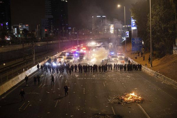 Israeli police disperse demonstrators blocking a highway during a protest against plans by Prime Minister Benjamin Netanyahu's government to overhaul the judicial system in Tel Aviv, Israel. - Sputnik International