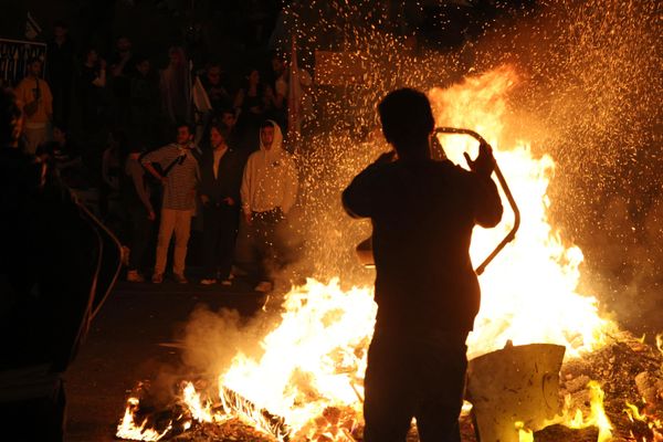 Protesters block a road as they gather around a bonfire during a rally against the Israeli government's judicial reform in Tel Aviv, Israel. - Sputnik International