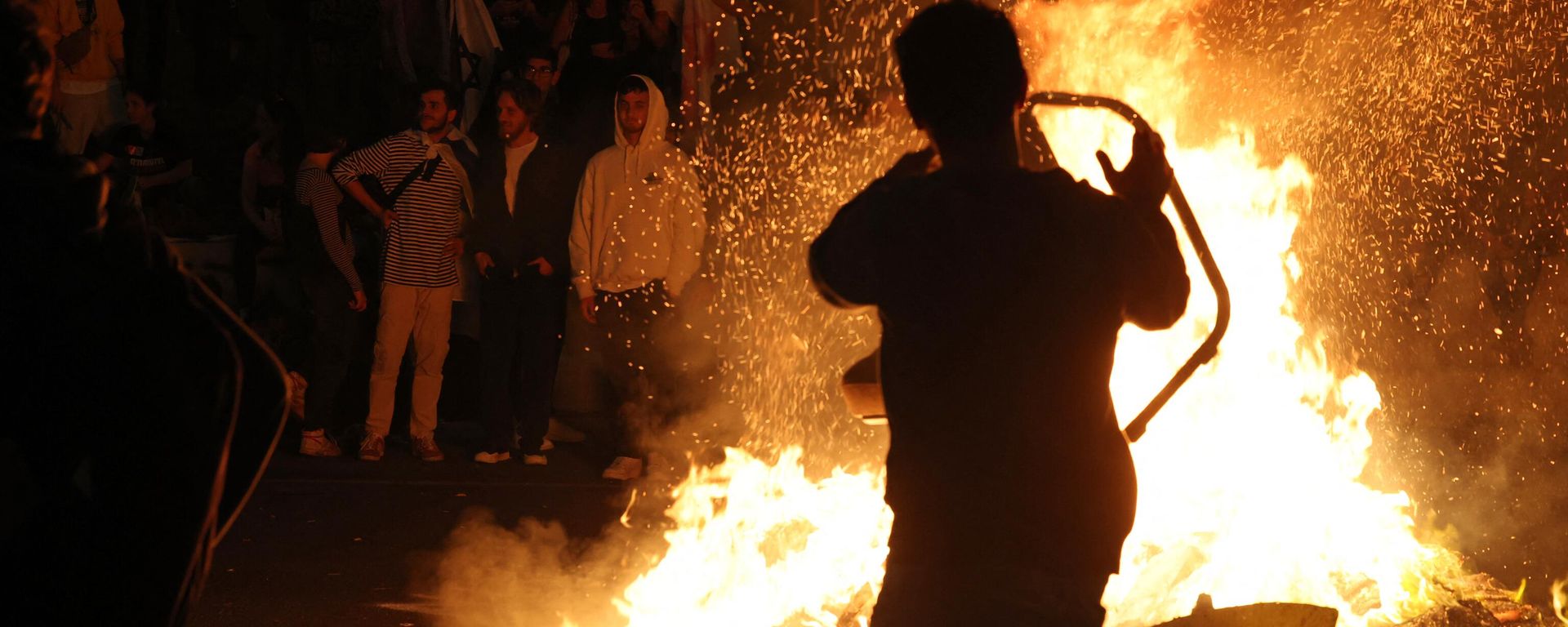 Protesters block a road as they gather around a bonfire during a rally against the Israeli government's judicial reform in Tel Aviv, Israel on March 27, 2023. - Sputnik International, 1920, 27.03.2023